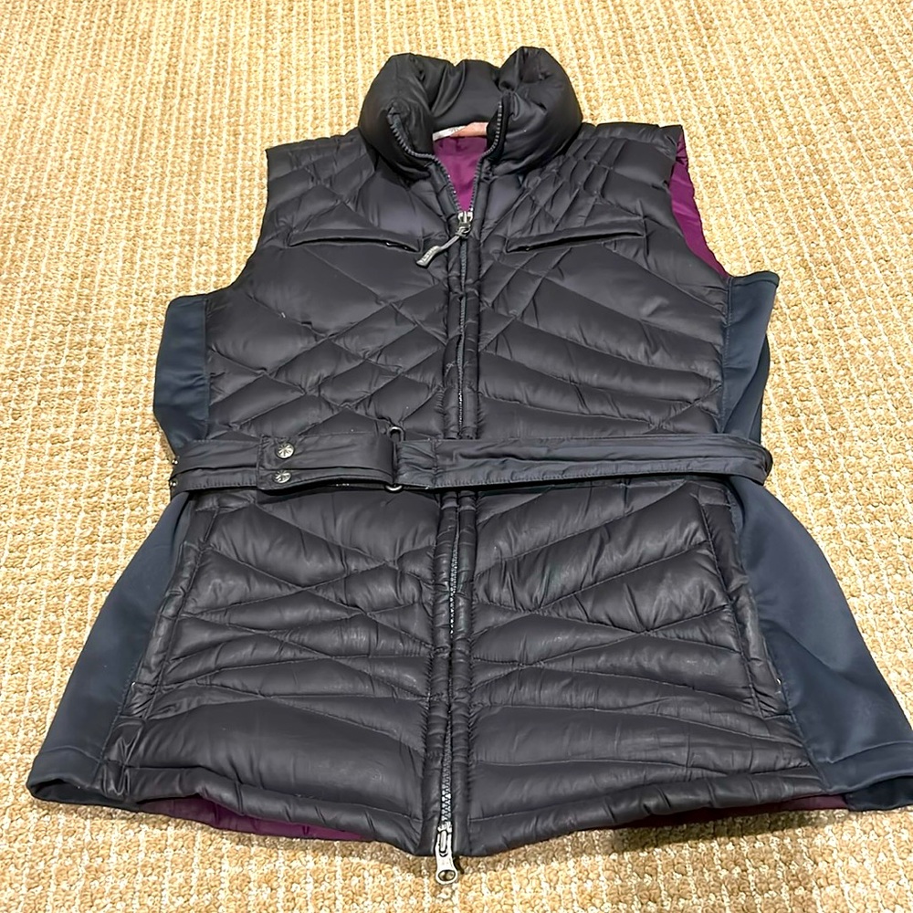 ATHLETA WOMENS SMALL PUFFER VEST WITH BELT